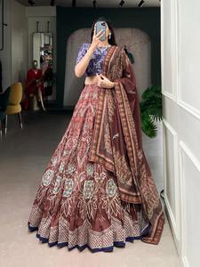 Lehenga Choli traditionnel indien pour femmes en soie Vaishali imprimée avec des perles et des dentelles Gotta Patti - Product Image 5