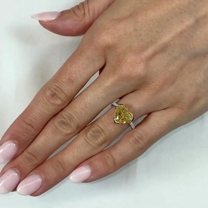 Anillo de Diamante Amarillo de Laboratorio con Corte Corazón, Diseño Premium, Semibiselado, con Certificado IGI y Claridad VVS - Product Image 2
