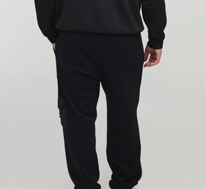 Pantalon de survêtement cargo en coton noir pour homme, taille élastique, poches, style décontracté, logo imprimé par transfert thermique sur la jambe droite, idéal pour l'automne - Product Image 3
