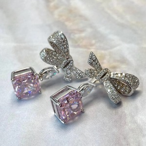 Pendientes de Oro Blanco de 14K con Diamante de Laboratorio Rosa de 5 Quilates, Corte Radiante, Diseño de Media Lazo, Elegantes y Estilosos para Fiestas, Joyería para Mujer - Product Image 3