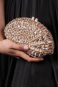 Pochette chic en velours noir avec un design unique en cristal. Disponible à prix de gros pour - Product Image 2
