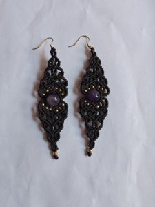 Boucles d'oreilles en macramé marron foncé faites à la main, perles d'améthyste, accent doré, bijoux bohèmes pour femmes - Product Image 3