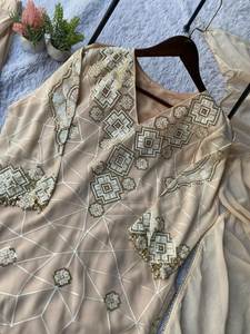 Ensemble Salwar / Kurti 3 pièces en tissu Faux Georgette, style col en V, nouveau design élégant et coloré, à prix raisonnable - Product Image 4