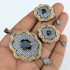 Conjunto de Collar con Colgante de Ónix Negro Ovalado, Colgante Negro con Circonita Cúbica Blanca, Chapado en Oro sobre Latón, Joyería India - Product Image 3