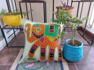Magnifiques housses de coussin en coton 100% écologiques, brodées à la main en Inde, avec un motif d'éléphant, pour la décoration de la maison et du salon. - Product Image 4
