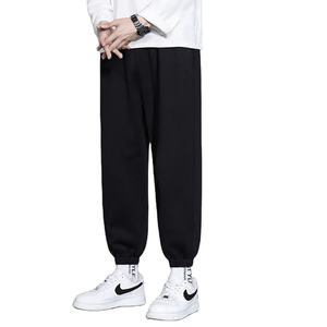 Pantalons de sport décontractés pour hommes, couleur unie, avec logo brodé personnalisé OEM, design de pantalon, lacets, jambe ample, micro-pantalon de survêtement - Product Image 1