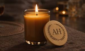 Vela en frasco ámbar con base dorada y tapa de madera personalizada. Probablemente una cera de soja de alta calidad, con una textura suave y cremosa. - Product Image 3