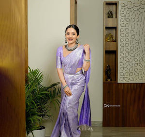 Blusa Tradicional Étnica Banarasi de Poliéster Cosida, Hermosa Decoración Artesanal con Dori en la Parte Posterior, Reversible, Ideal para Bodas y Fiestas - Product Image 1