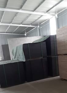 แผ่นฟิล์มฟีนอลิกสีดำแบบทันสมัยสำหรับใช้ในโรงแรมชั้นหนึ่งใช้ในการก่อสร้างกลางแจ้งตกแต่ง E0ปั้นคอนกรีต - Product Image 2