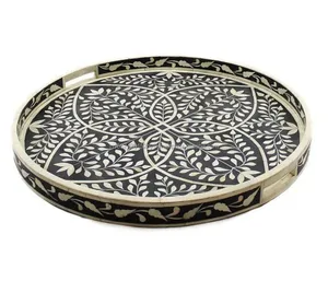 Plateau décoratif rond en résine incrustée avec motif de pétales de fleurs, noir et blanc, parfait pour servir et ranger - Product Image 1