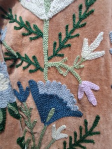 Chaqueta de Terciopelo Bordada a Mano de Primera Calidad, Abrigo Floral Botánico para Mujer, Prenda Exterior Artesanal Color Durazno, Estilo Vintage - Product Image 2