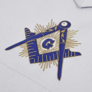 Tablier de Maître Maçon en Velours Blanc Personnalisé avec Broderie en Soie Cousue à la Main, Régalia de Loge Franc-Maçon - Product Image 3