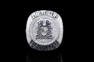 Bague Cocktail Moissanite Ranch Humilde Family Shield en Argent 925 avec Sertissage à Griffes, Style Hiphop Luxe Unisexe - Product Image 1