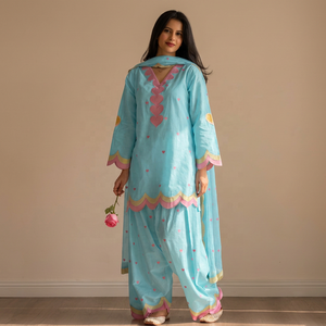 Conjunto de Kurti y Pantalón Azul Claro para Mujer con Bordado de Corazón Rosa y Dupatta, Estilo Tradicional Holgado Informal de India y Pakistán - Product Image 1
