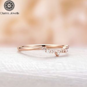 Anillo de Compromiso de Moissanita en Oro Rosa para Mujer Charm_Jewells, Corte Brillante Redondo, Engaste Pavé, Estilo Romántico - Product Image 4