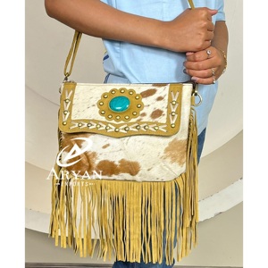 Sac bandoulière artisanal en cuir de vachette à franges avec pierre turquoise, style western bohème, pour femme, usage quotidien, collection 2026 - Product Image 1