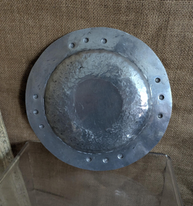 Assiette de Présentation Moderne Classique en Métal Argenté Massif, Écologique, Compatible Lave-Vaisselle, Finition Personnalisable pour Hôtels et Usage Domestique - Product Image 1
