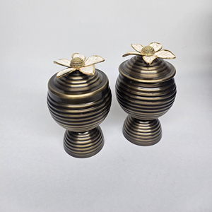 Elegante tarro metálico para dulces con tapa de flores, ideal para almacenar caramelos, chocolate y azúcar en la cocina y la mesa de comedor, procedente de la India. - Product Image 1