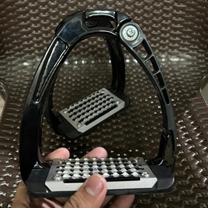 Étriers de sécurité professionnels en aluminium pour chevaux, à dégagement rapide, pour l'équitation anglaise et western, avec logo personnalisé, taille personnalisée, OEM ODM - Product Image 2