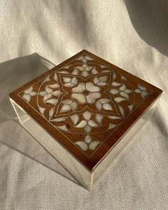 Porta Dulces NoorGlow Pearl, Caja de Acrílico Hecha a Mano con Incrustaciones de Madreperla para Dulces de Ramadán, Entretenimiento Iftar y Decoración Elegante para el Hogar - Product Image 4