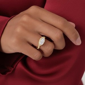 Anillo de Moissanita con Corte Marquise de 2 Quilates, Diseño Moderno, Curvado y con Pavé, Plata 925 con Baño de Rodio, Regalo Sorpresa de Boda para Enamorados - Product Image 5