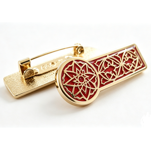 Badge en métal émaillé personnalisé avec motif circulaire rouge et attache épingle de sûreté rectangulaire, style classique, pour promotion - Product Image 3