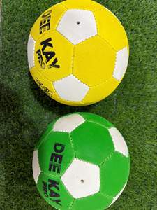 Ballon de football en caoutchouc durable et abordable, idéal pour l'entraînement, la pratique et les jeux décontractés, résistant à l'eau et offrant une bonne adhérence. - Product Image 3