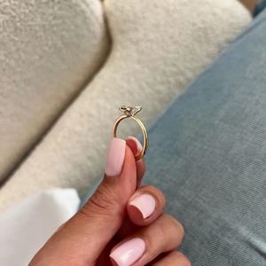 Nouvelle conception Bague demi-sertie en or jaune 18 carats avec diamant de laboratoire taille émeraude pour femme, idéale pour fiançailles et mariage, certifiée IGI - En promotion - Product Image 2
