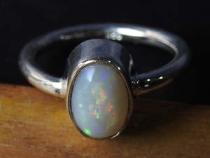 Bague de mariage classique en opale solide australienne - Sertissage à bélière - Bijoux en argent - Taille US 6 - Cadeau fait main pour elle - Modèle PMEGEMSBEADS MS - Product Image 4
