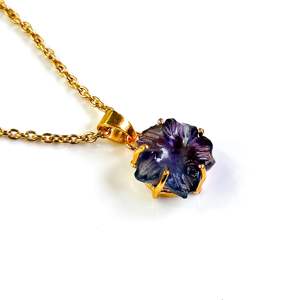 จี้รูปดอกไม้ฟลูออไรต์สีรุ้งธรรมชาติ สร้อยคอคริสตัลแกะสลักรูปดอกไม้ สำหรับผู้หญิง ของขวัญวันเกิด เครื่องประดับขายส่ง - Product Image 5