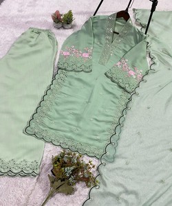 Ensemble haut, pantalon palazzo et dupatta en tissu Chanderi fantaisie avec broderie à sequins et découpe, 84951 PISTA - Product Image 5