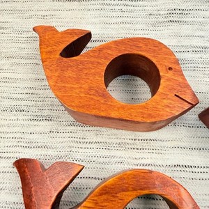 Anillos para Servilletas de Madera Tallados a Mano con Forma de Ballena |   Decoración Náutica para Mesa, Porta Servilletas con Temática Oceánica para Cenas - Product Image 4