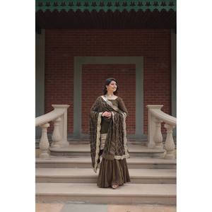 Ensemble de costume de travail brodé de paillettes et de fil pour femmes - Product Image 3