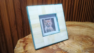Cadre photo carré décoratif fait main en os incrusté, imperméable, imprimé UV, avec bordure turquoise, pour table - Product Image 5