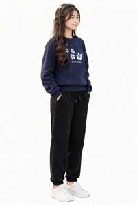 Conjunto Deportivo para Mujer, Sudadera con Cuello Redondo y Estampado Floral Azul Marino y Pantalones Jogger Negros - Product Image 3