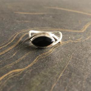 แหวนดีไซน์เนอร์สุดหรูประดับด้วยแบล็คออนิกซ์ น้ำหนัก 3.5 กรัม - Product Image 1