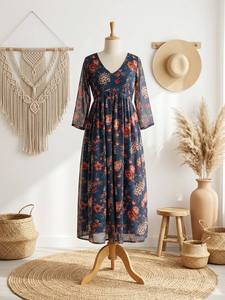 Robe midi en mousseline Alfino tendance la plus vendue avec un design féminin pour les rassemblements décontractés et les événements sociaux, disponible à la vente - Product Image 2