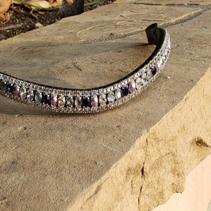 Diadema para caballo de cuero negro/marrón, hecha a medida, con cristales, pedrería y perlas decorativas de todas las formas y tamaños. - Product Image 3