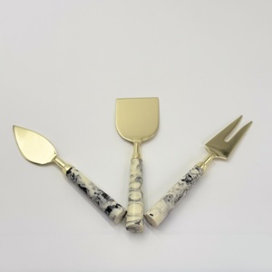Nouvel ensemble de 3 couteaux à fromage en acier inoxydable faits à la main avec manche en résine design pour servir le fromage au petit-déjeuner - Product Image 3