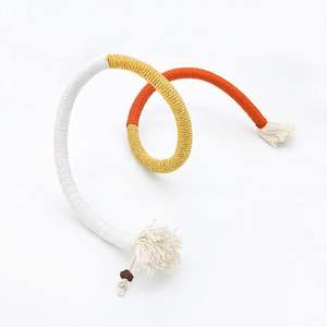 Jouets à mâcher pour animaux de compagnie en corde de coton de 27,55 pouces, aux couleurs contrastées orange, jaune et beige, sûrs et stimulants pour soulager l'ennui - Product Image 1