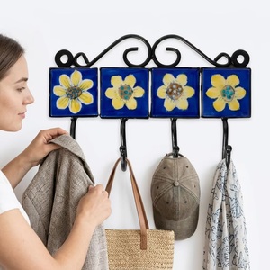 Juego de Ganchos de Pared Rústicos de Hierro Fundido con Azulejos de Cerámica Azules con Flores, 4 Ganchos para Almacenamiento de Ropa, Beads Art CIH 198 - Product Image 2