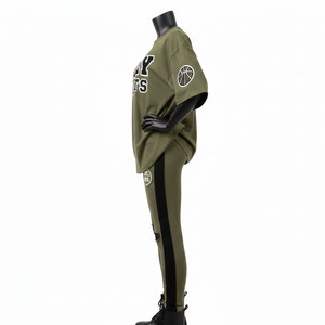 Ensemble femme haut de gamme : T-shirt vert olive en coton, polyester et élasthanne 200 GSM et legging noir 240 GSM avec logo imprimé en relief - Product Image 3