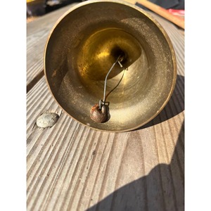 Campana de mano exclusiva de latón con mango de madera para salas de pooja, grupos de enseñanza y sonido potente. Campana de mano de latón a precios asequibles. - Product Image 4