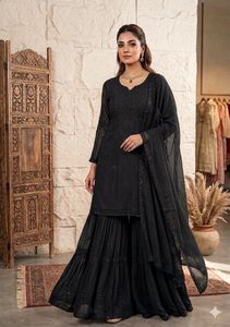 Collection de vêtements exquis pour fêtes et mariages, comprenant un ensemble brodé et orné de sequins avec sharara et dupatta en georgette. - Product Image 3