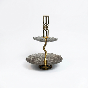 Soporte de Pastel de Metal de 2 Niveles de Lujo, Diseño Martillado, Platos Plateados Oscuros con Base de Metal Ornamentada, Ideal para Catering de Alta Gama - Product Image 2
