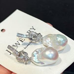 ต่างหูห้อยมุกประดับโบว์ทองคำดีไซน์ใหม่ปี 2025 สำหรับผู้หญิง ต่างหูดีไซน์เฉพาะสำหรับใส่ทำงาน - Product Image 5