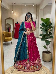 Ensemble prêt-à-porter en soie Lehenga, entièrement brodé avec des motifs complexes d'éléphants et de paons en fil doré, par un créateur. - Product Image 4