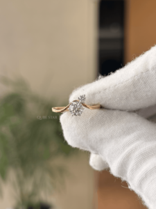 Elegante anillo de compromiso de oro de 18 quilates con dos diamantes cultivados en laboratorio de 1.819 quilates, corte bypass redondo, para mujer. - Product Image 3