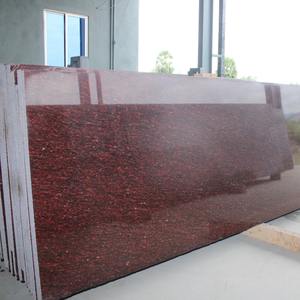 Dalles de granit rouge naturel poli très demandées pour les intérieurs de maisons de luxe, les centres commerciaux et les aéroports, disponibles à la vente - Product Image 2