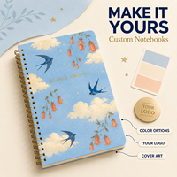 Carnet à spirale LABON Custom Cloud Garden, spirale dorée, ciel bleu, nuages crème, hirondelles bleues, campanules abricot, étoiles dorées
